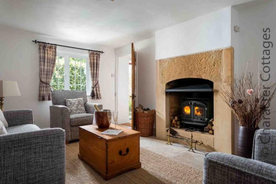 JACKDAW COTTAGE, pet friendly, with open fire in Blockley