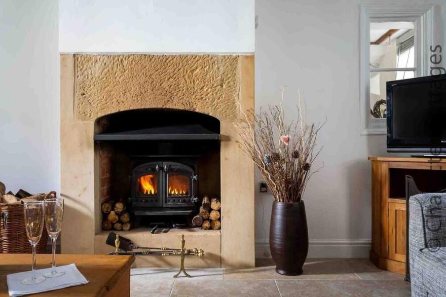 JACKDAW COTTAGE, pet friendly, with open fire in Blockley