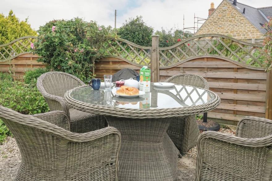 HONEYSUCKLE COTTAGE (BRAILES), pet friendly, with a garden in Brailes