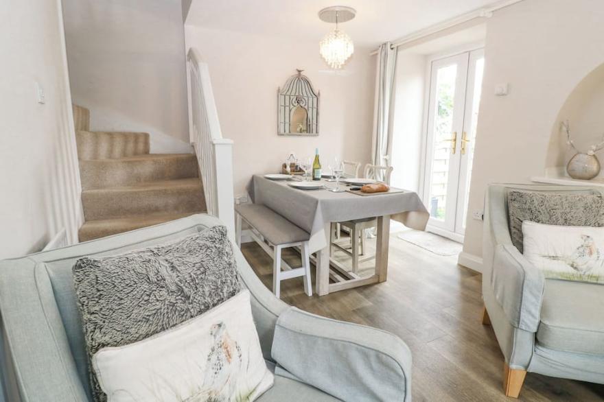 HONEYSUCKLE COTTAGE (BRAILES), pet friendly, with a garden in Brailes