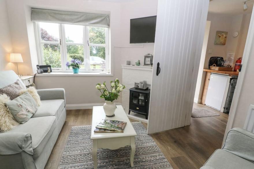 HONEYSUCKLE COTTAGE (BRAILES), pet friendly, with a garden in Brailes