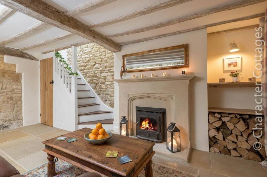 EASTNOR, pet friendly, character holiday cottage in Moreton-In-Marsh