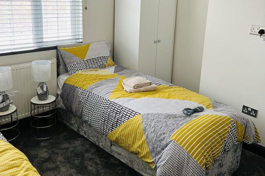 Grey Skies, Private En-suite Double Room, Garden and Free Parking