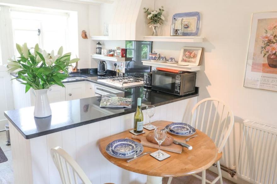 FOXGLOVE COTTAGE, family friendly, with open fire in Blockley