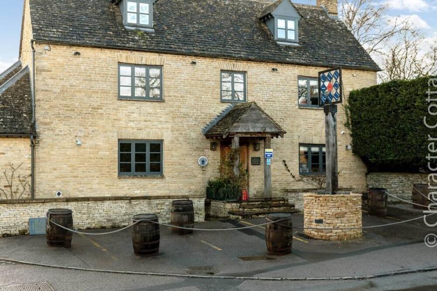ANNE WALTERS HOUSE, family friendly in Churchill, Oxfordshire