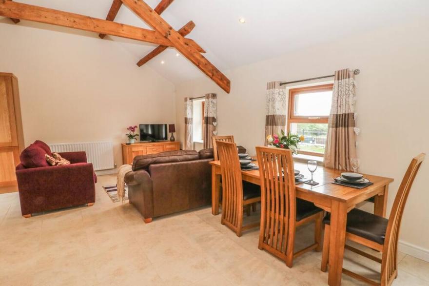 Y DERI COTTAGE, country holiday cottage, with hot tub in Clynnog Fawr