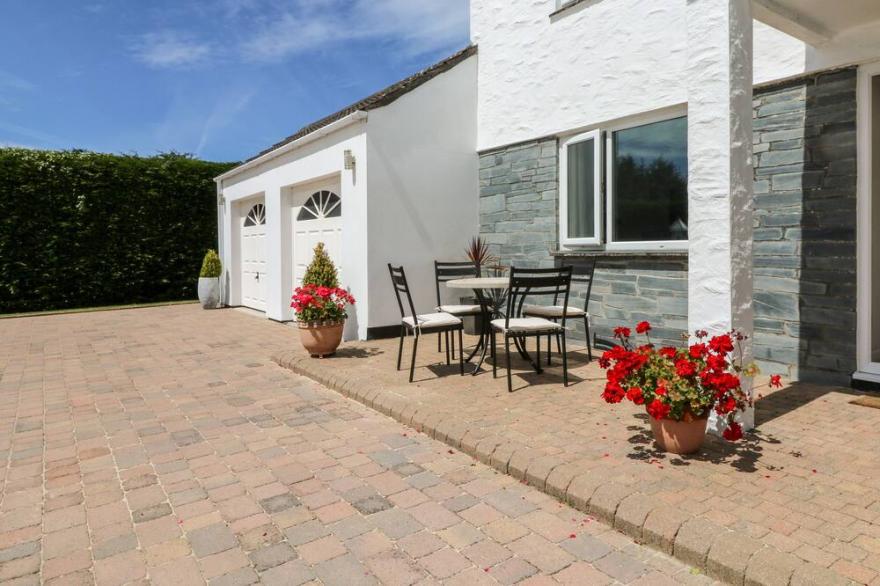 TREVORE FARMHOUSE, pet friendly, with hot tub in Chacewater