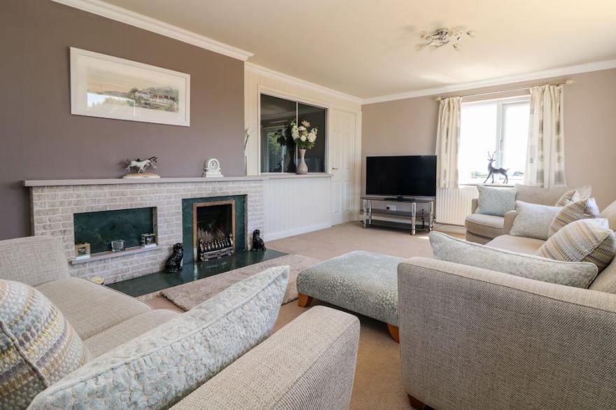 TREVORE FARMHOUSE, pet friendly, with hot tub in Chacewater