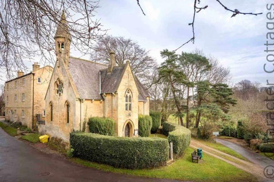 BARN END COTTAGE, pet friendly, with open fire in Chipping Campden