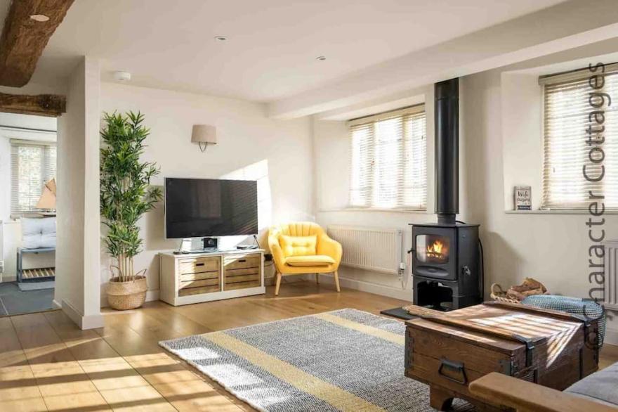 BARN END COTTAGE, pet friendly, with open fire in Chipping Campden