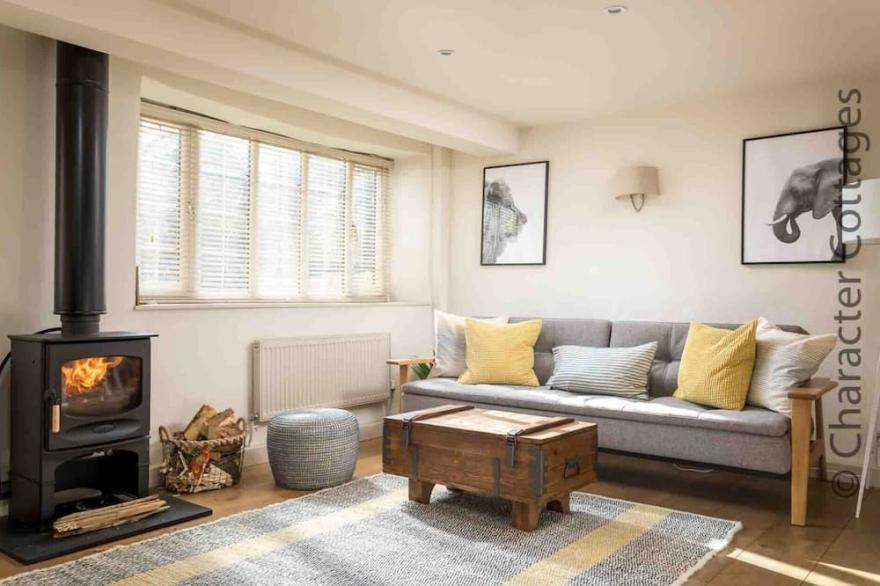 BARN END COTTAGE, pet friendly, with open fire in Chipping Campden