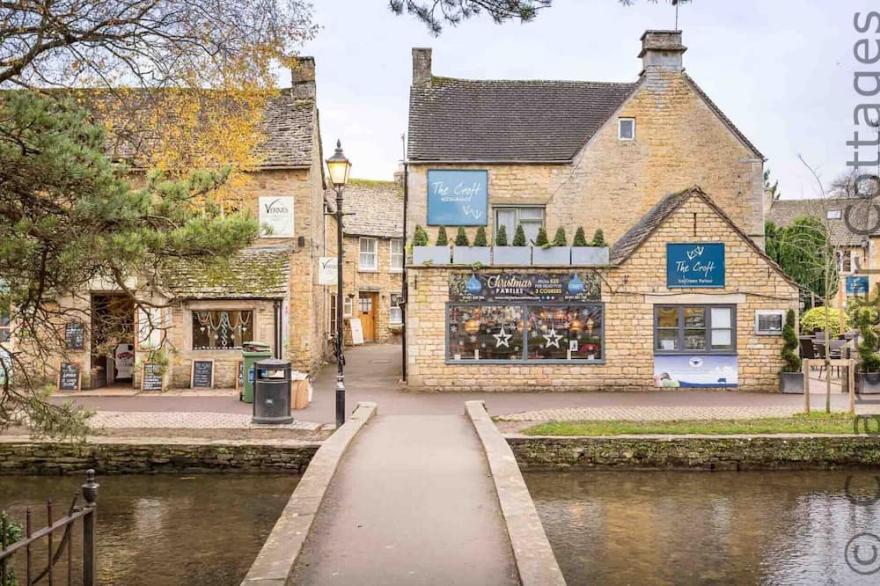 INGLENOOK COTTAGE, pet friendly in Bourton-On-The-Water