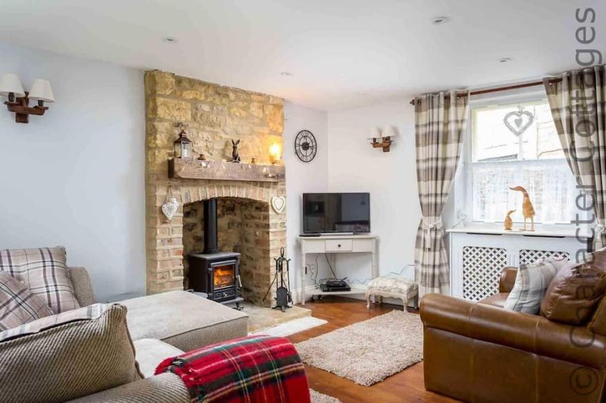 INGLENOOK COTTAGE, pet friendly in Bourton-On-The-Water