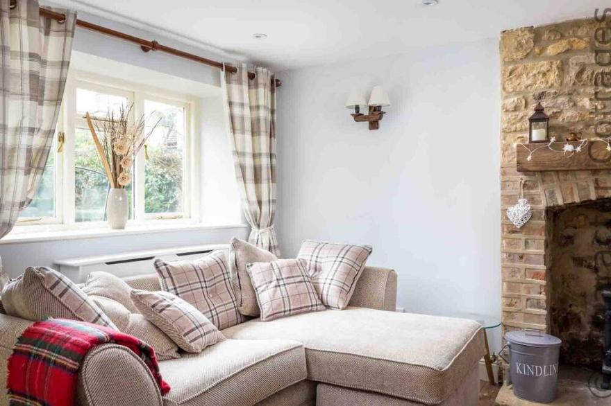 INGLENOOK COTTAGE, pet friendly in Bourton-On-The-Water