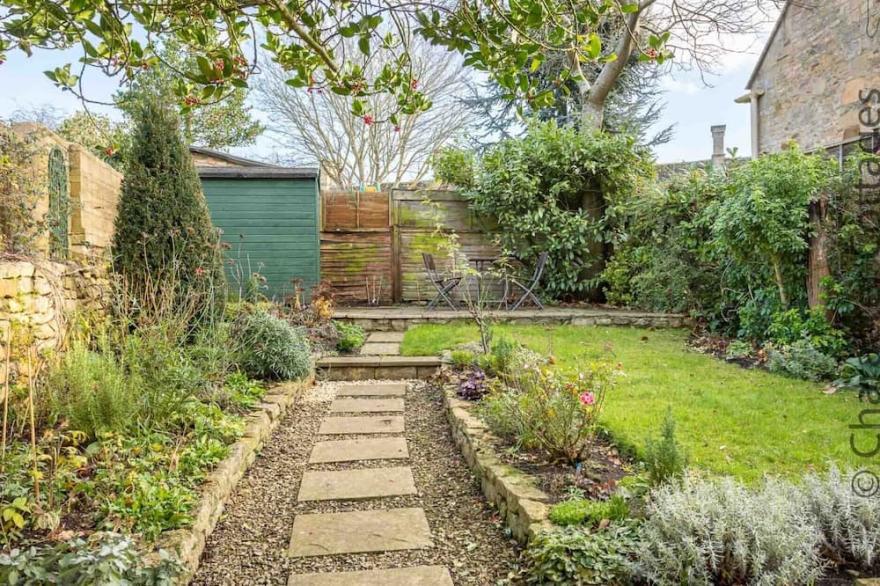 LANES COTTAGE, pet friendly, with open fire in Chipping Campden