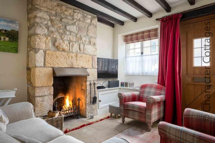 LANES COTTAGE, pet friendly, with open fire in Chipping Campden