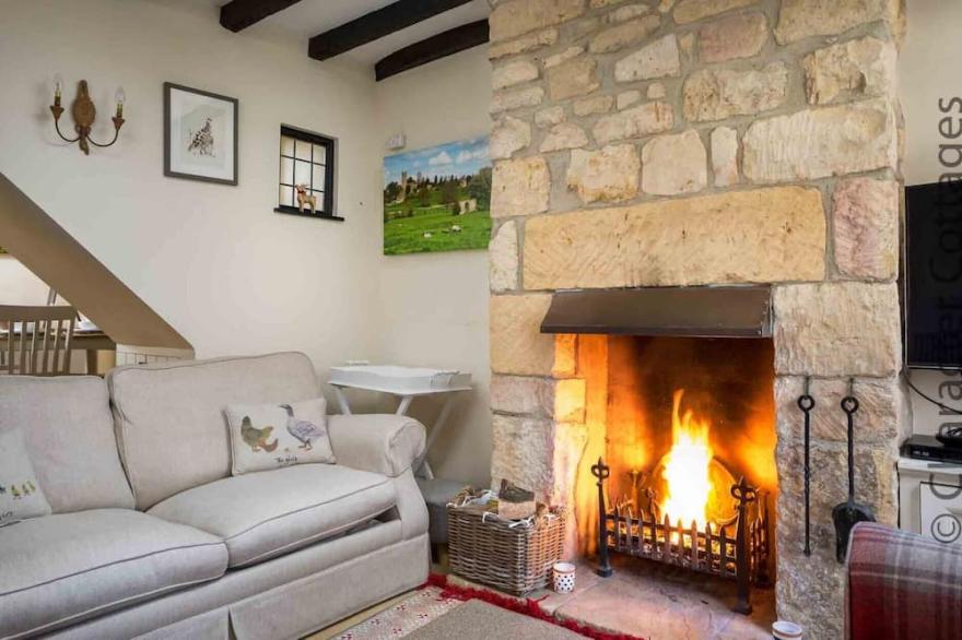 LANES COTTAGE, pet friendly, with open fire in Chipping Campden