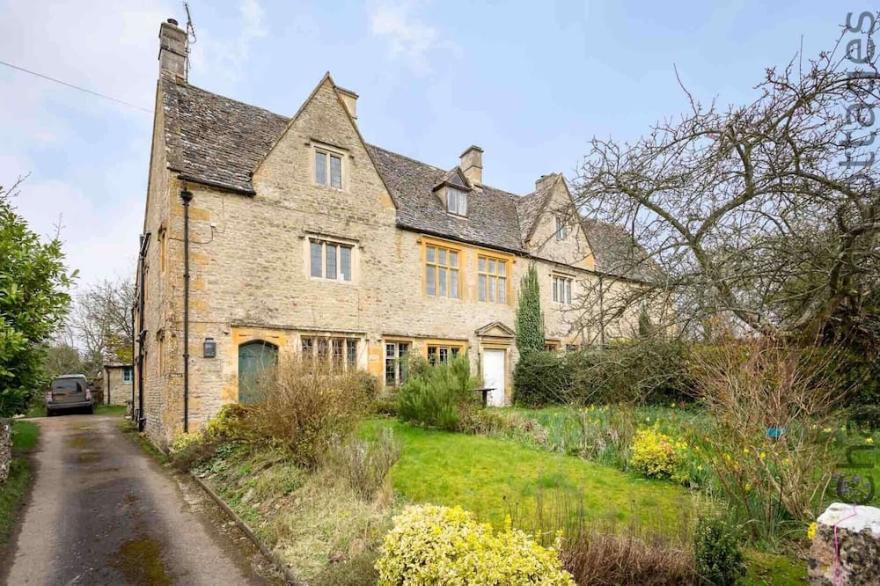SHENLEY, pet friendly, character holiday cottage in Broadwell