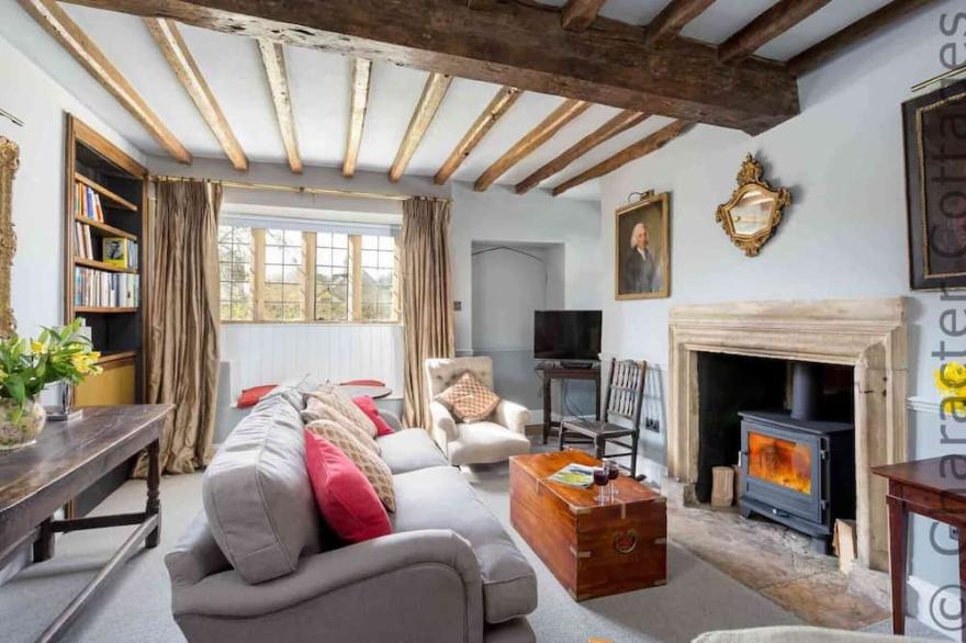 SHENLEY, pet friendly, character holiday cottage in Broadwell