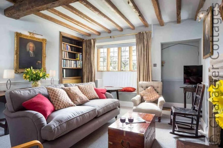 SHENLEY, pet friendly, character holiday cottage in Broadwell