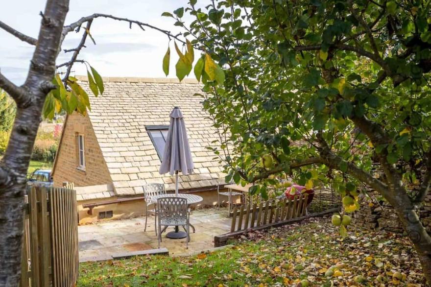 OYSTER BARN, pet friendly, character holiday cottage in Naunton