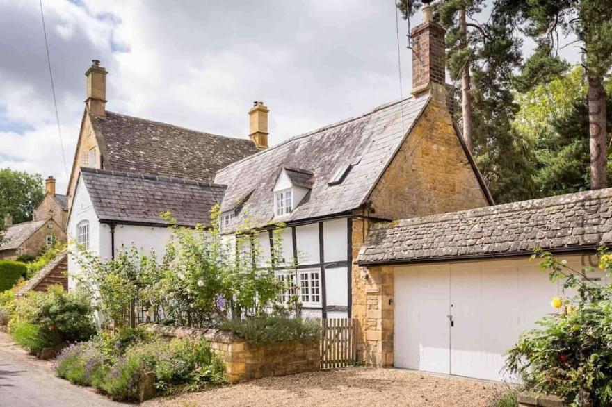 APRIL COTTAGE, pet friendly in Mickleton, Gloucestershire