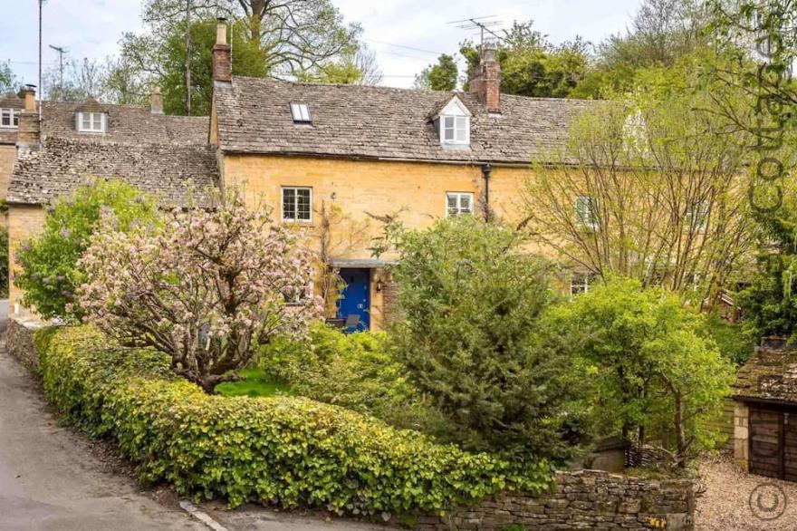 DOVE COTTAGE (NAUNTON), pet friendly, with open fire in Naunton