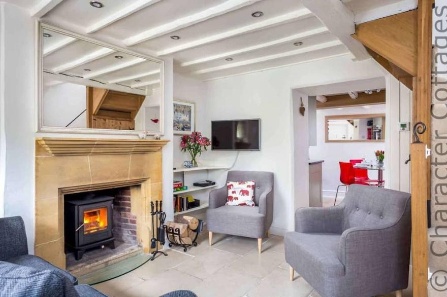 DOVE COTTAGE (NAUNTON), pet friendly, with open fire in Naunton
