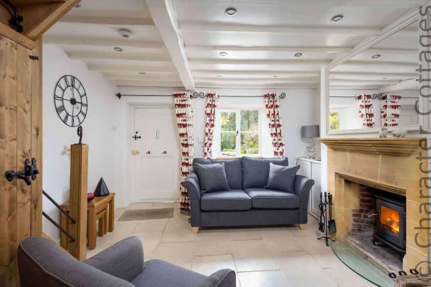 DOVE COTTAGE (NAUNTON), pet friendly, with open fire in Naunton