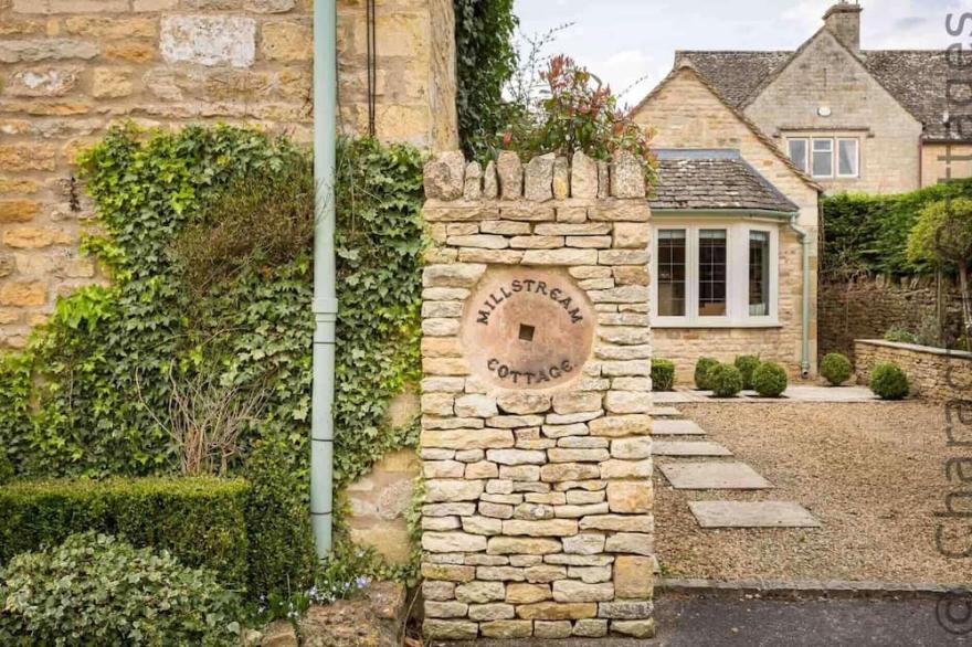 MILL STREAM COTTAGE, family friendly in Lower Slaughter