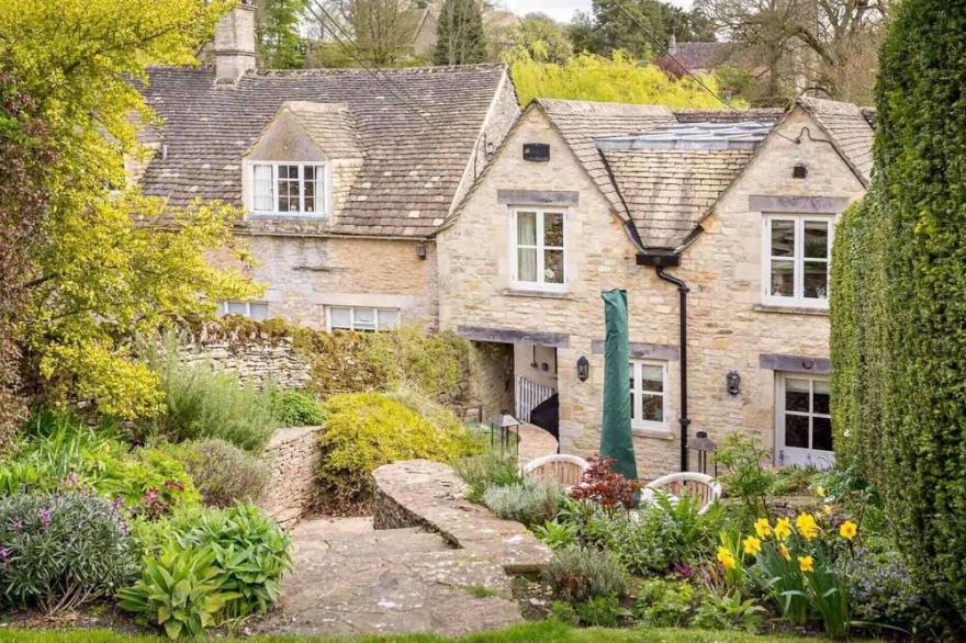 WILLOW COTTAGE, family friendly in Bourton-On-The-Water