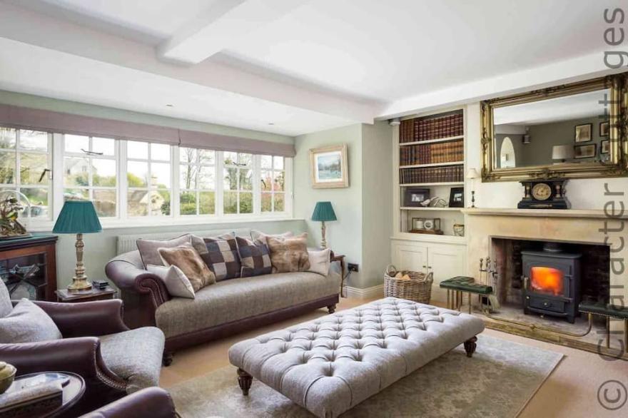 WILLOW COTTAGE, family friendly in Bourton-On-The-Water