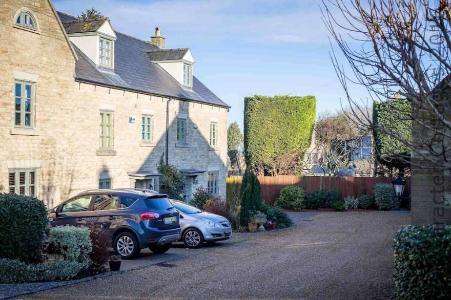 HEADFORD COTTAGE, family friendly, with a garden in Stow-On-The-Wold
