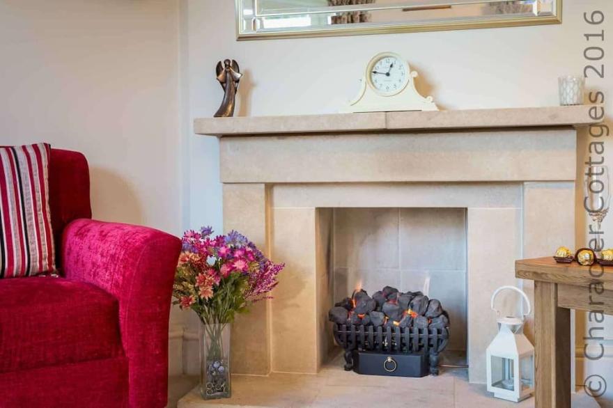 HEADFORD COTTAGE, family friendly, with a garden in Stow-On-The-Wold