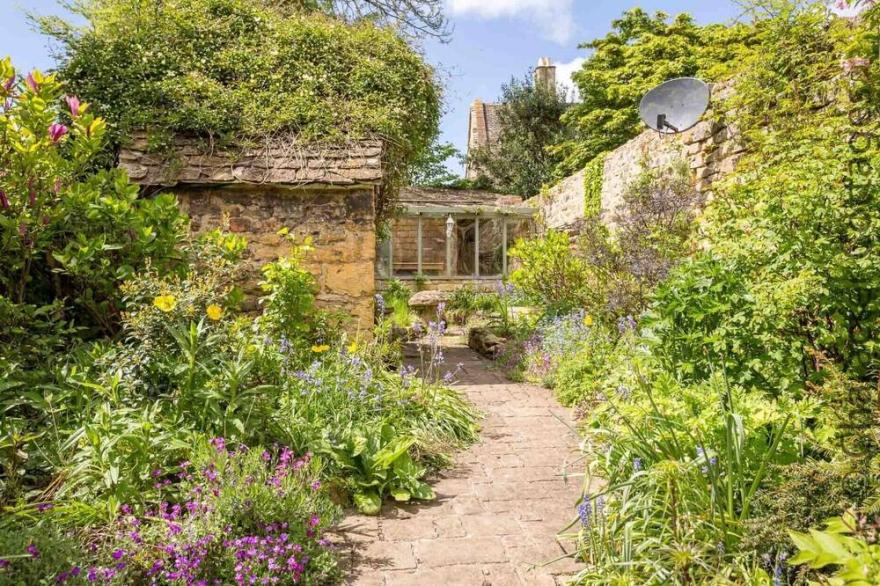 STANLEY COTTAGE, family friendly, with open fire in Chipping Campden