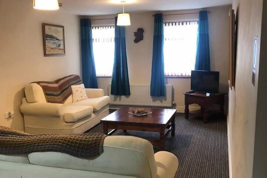 Central 2 Bed Apartment Above Great Derry Pub