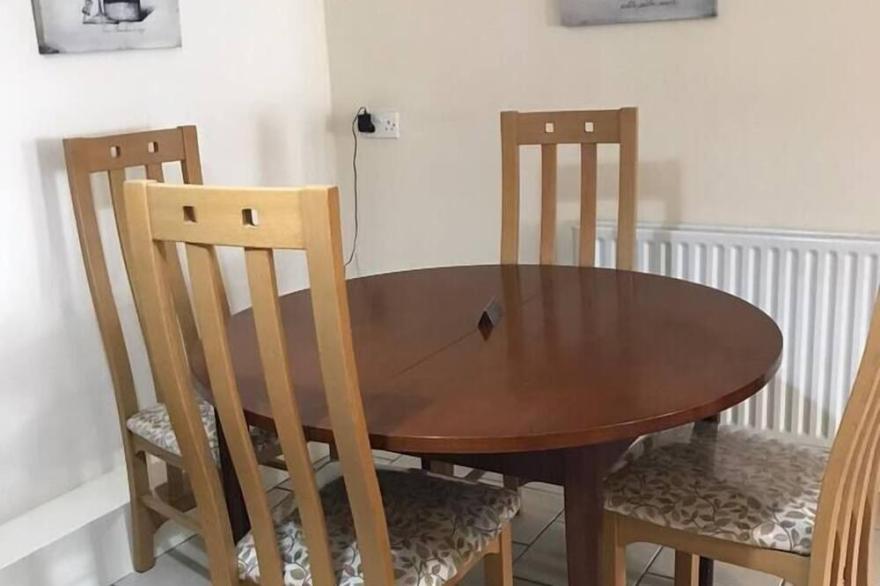 Central 2 Bed Apartment Above Great Derry Pub