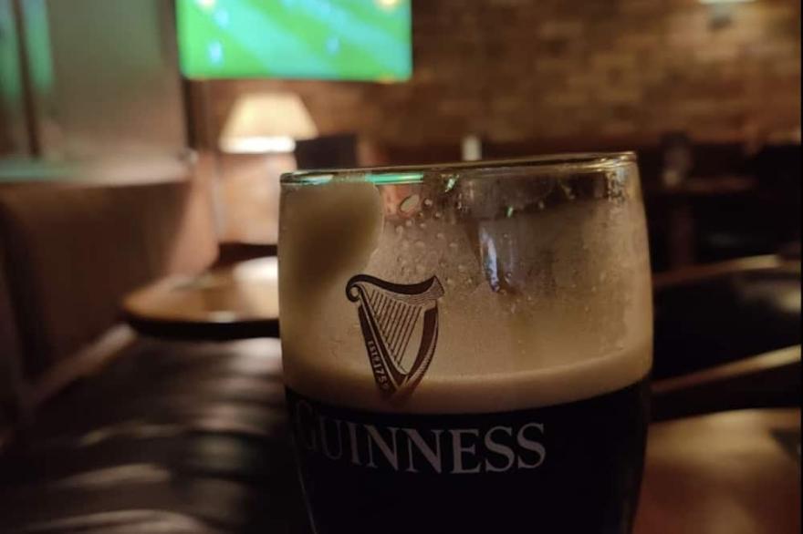 Central 2 Bed Apartment Above Great Derry Pub