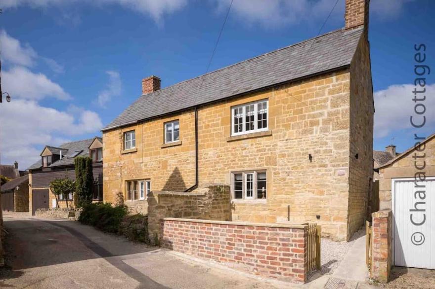 MILLBANK COTTAGE, family friendly in Mickleton, Gloucestershire