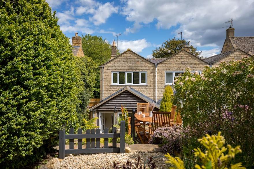 ROYAL OAK COTTAGE, pet friendly, with open fire in Chipping Campden