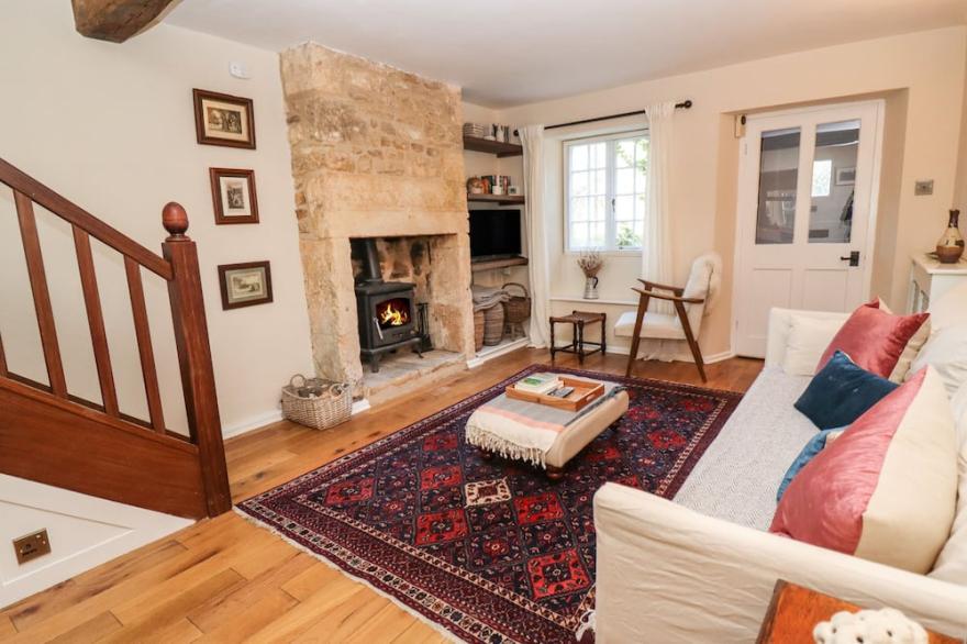 ROYAL OAK COTTAGE, pet friendly, with open fire in Chipping Campden