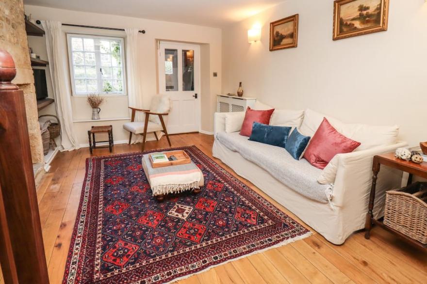 ROYAL OAK COTTAGE, pet friendly, with open fire in Chipping Campden