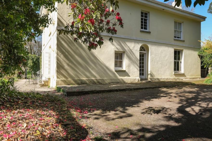 THE PATIO FLAT, pet friendly, with a garden in Bodmin Moor