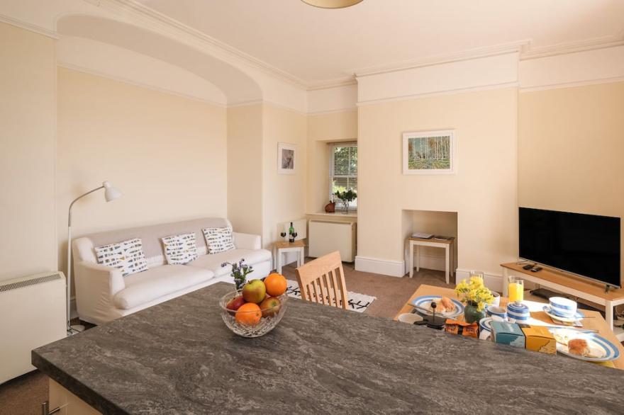 THE PATIO FLAT, pet friendly, with a garden in Bodmin Moor