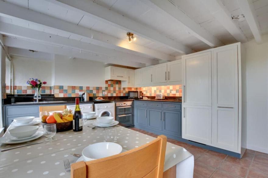 Hartland Cottage - Three Bedroom House, Sleeps 6