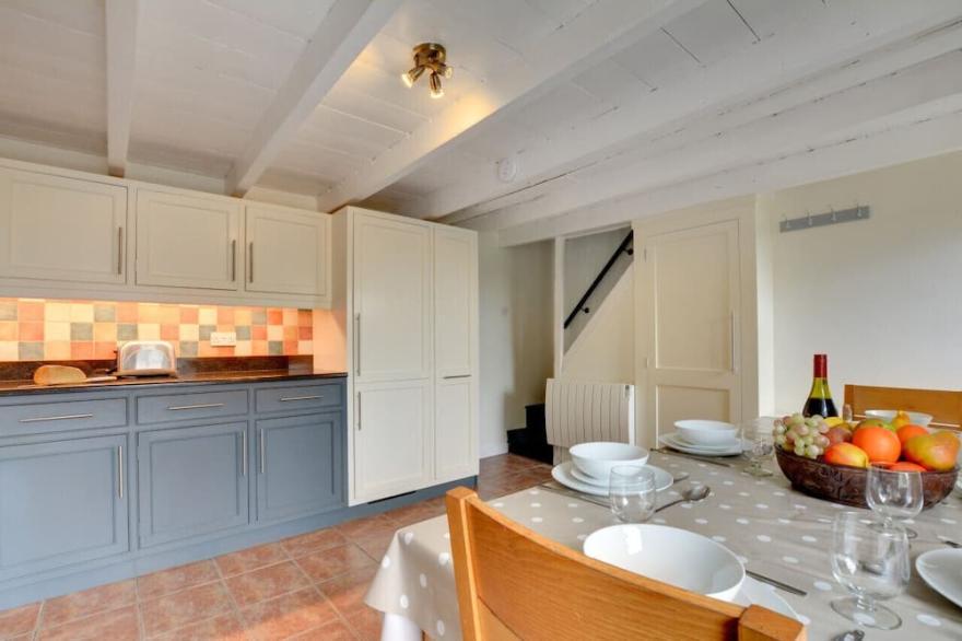 Hartland Cottage - Three Bedroom House, Sleeps 6