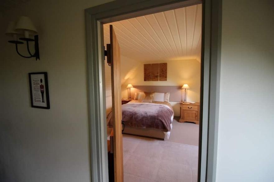 Damson Cottage - contemporary barn offering access to stunning indoor pool