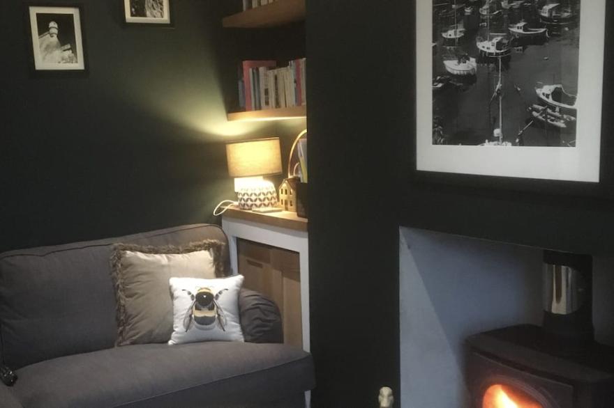 Stylish family cottage with stunning views of Brixham harbour. Dogs welcome.