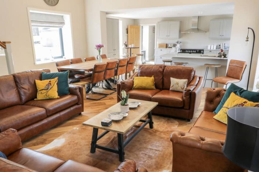 PHEASANT'S ROOST, pet friendly, with hot tub in Burton Pidsea