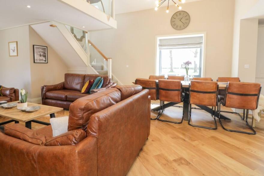 PHEASANT'S ROOST, pet friendly, with hot tub in Burton Pidsea